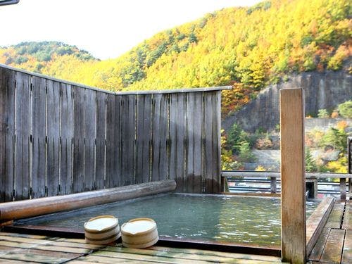 紅葉の景色が正面にご覧いただけます。