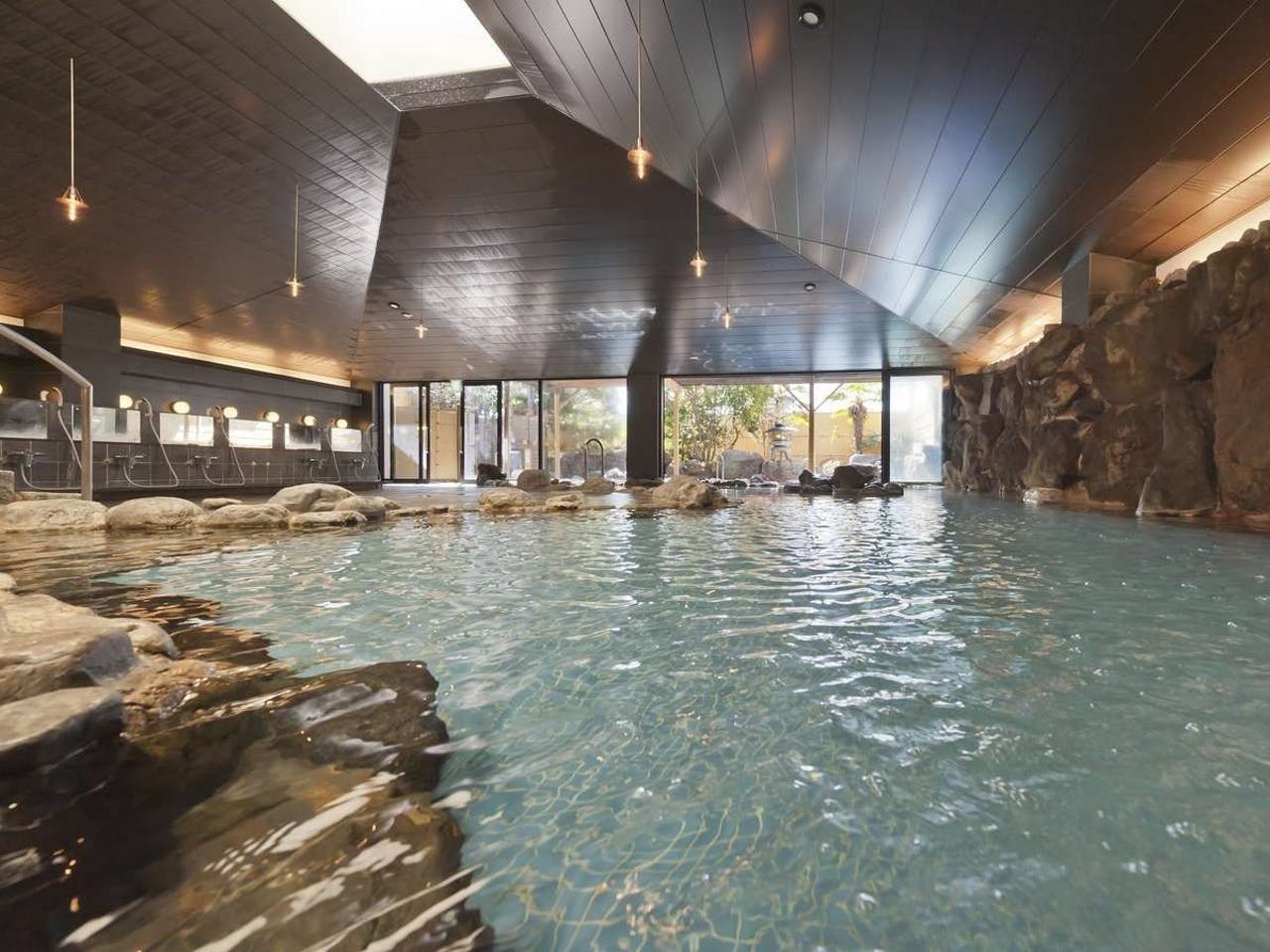 ห้องอาบน้ำขนาดใหญ่ที่มีอ่างหินขนาดใหญ่ที่เราภูมิใจซึ่งใช้ประโยชน์จากธรรมชาติ