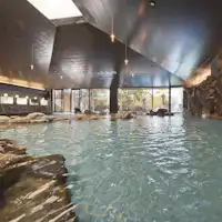 ห้องอาบน้ำขนาดใหญ่ที่มีอ่างหินขนาดใหญ่ที่เราภูมิใจซึ่งใช้ประโยชน์จากธรรมชาติ