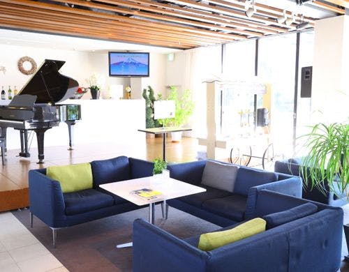 明るいカフェヘリオス　ラウンジ利用も