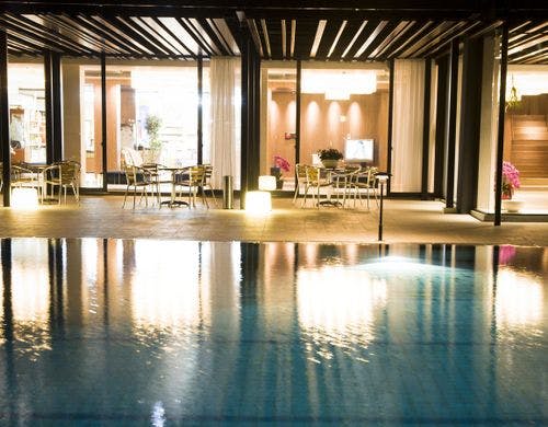 夜のプールの雰囲気