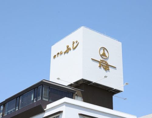 こちらの看板を目印にお越しください.