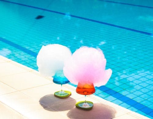 整った後はプールサイドのカフェ&バーへ