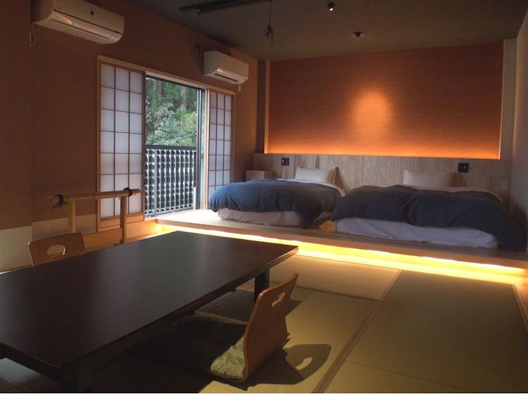 【本館2階】檜風呂付和洋室ツインベッドのサムネイル画像