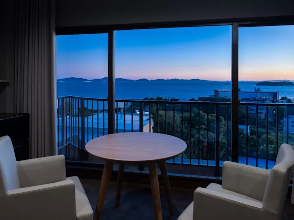 部屋からの景色・夕方(三河湾)