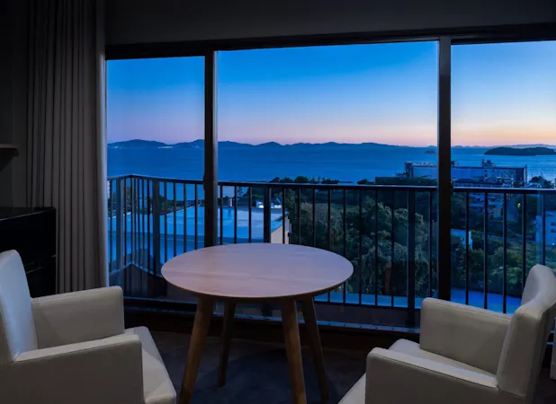 部屋からの景色・夕方(三河湾)