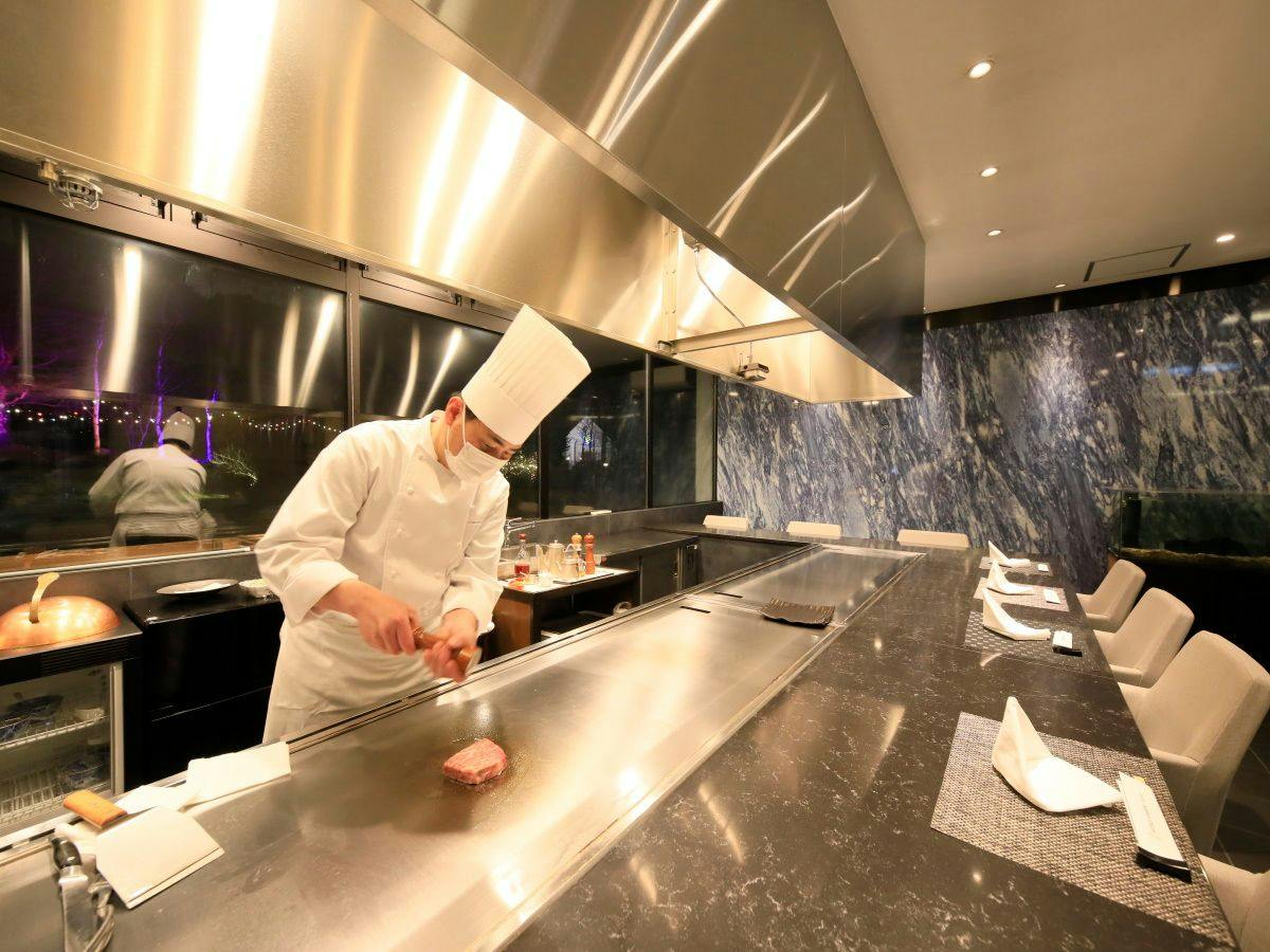 【プチご褒美】夕食はサーロインステーキが楽しめるカジュアル鉄板焼コース！自然と美食でリフレッシュ