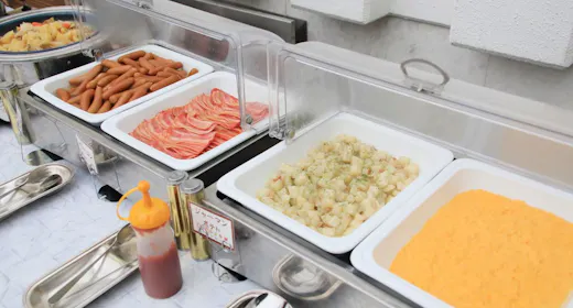 【朝食付】23時までチェックインOK!地元の郷土料理を楽しめる朝食ビュッフェ