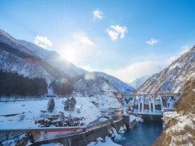 ホテル黒部　黒部峡谷・宇奈月名物トロッコ電車が見える笑顔の宿