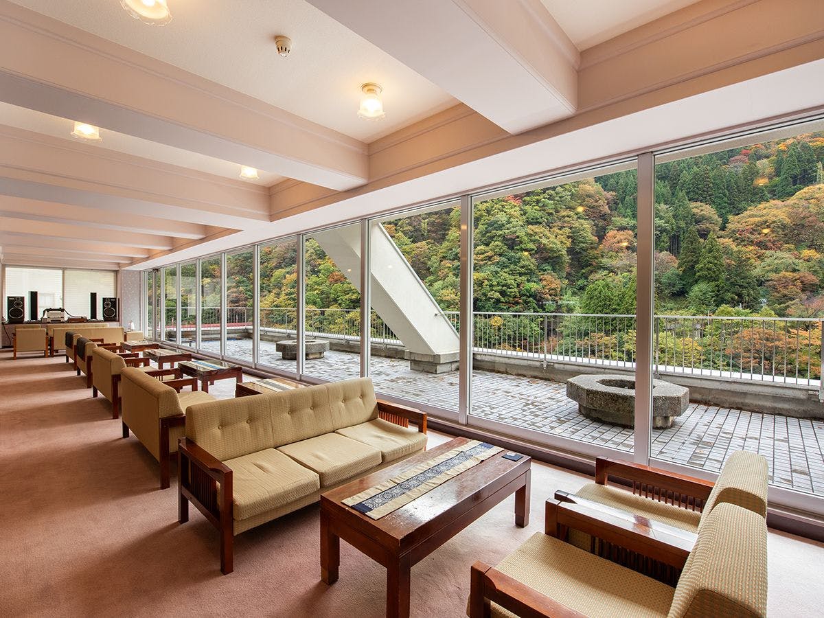 【ロビー】玄関を入ると赤く色づいた景色