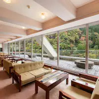 【ロビー】玄関を入ると赤く色づいた景色