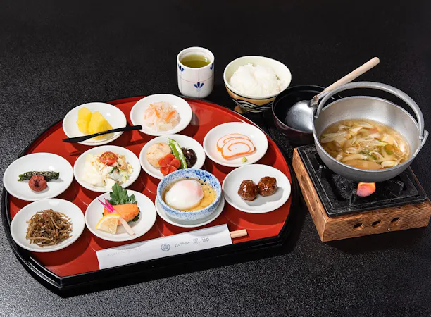 *【朝食一例】10種の小鉢を添えた地元食材