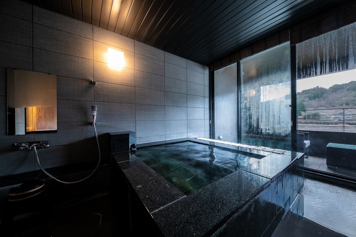 Bilik LUX dengan Mata air panas separa terbuka