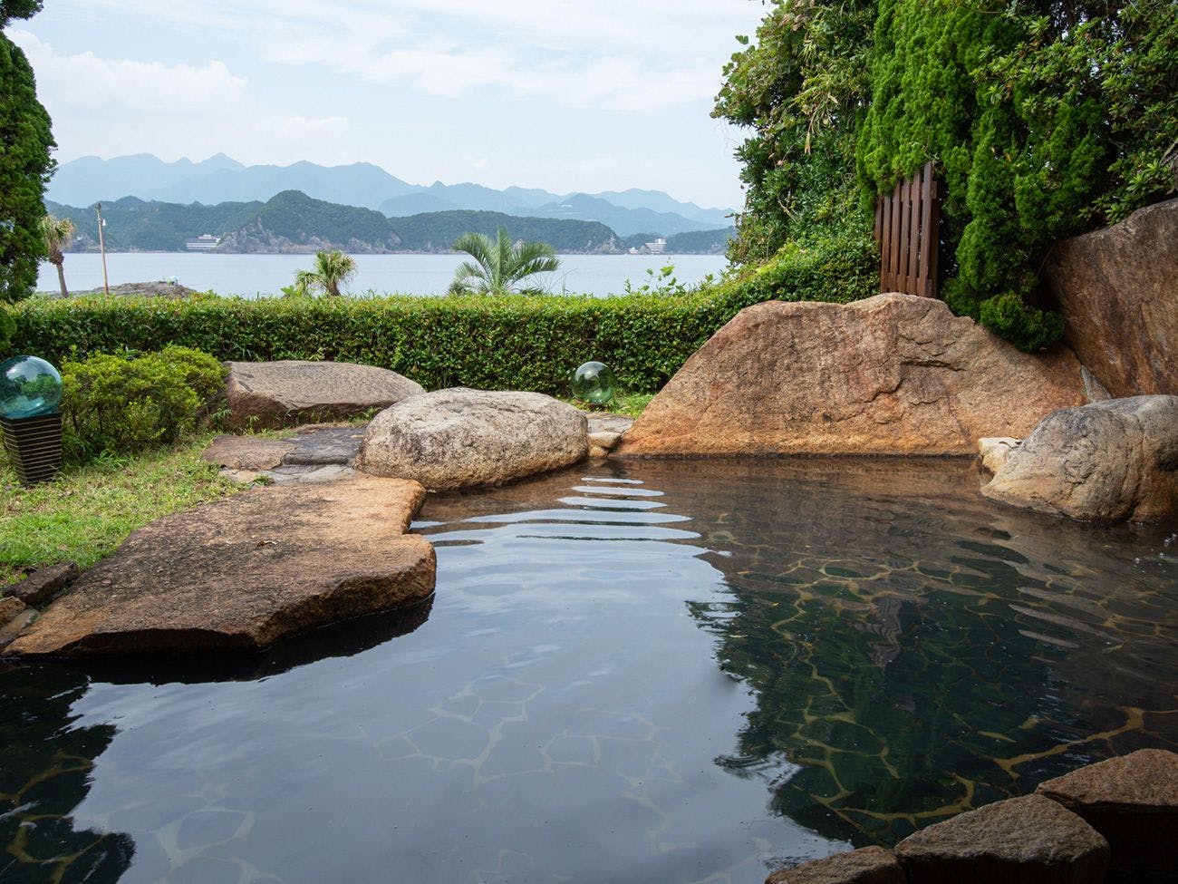 น้ำพุร้อนธรรมชาติพร้อมอ่างอาบน้ำกลางแจ้ง