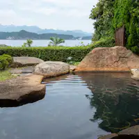 น้ำพุร้อนธรรมชาติพร้อมอ่างอาบน้ำกลางแจ้ง