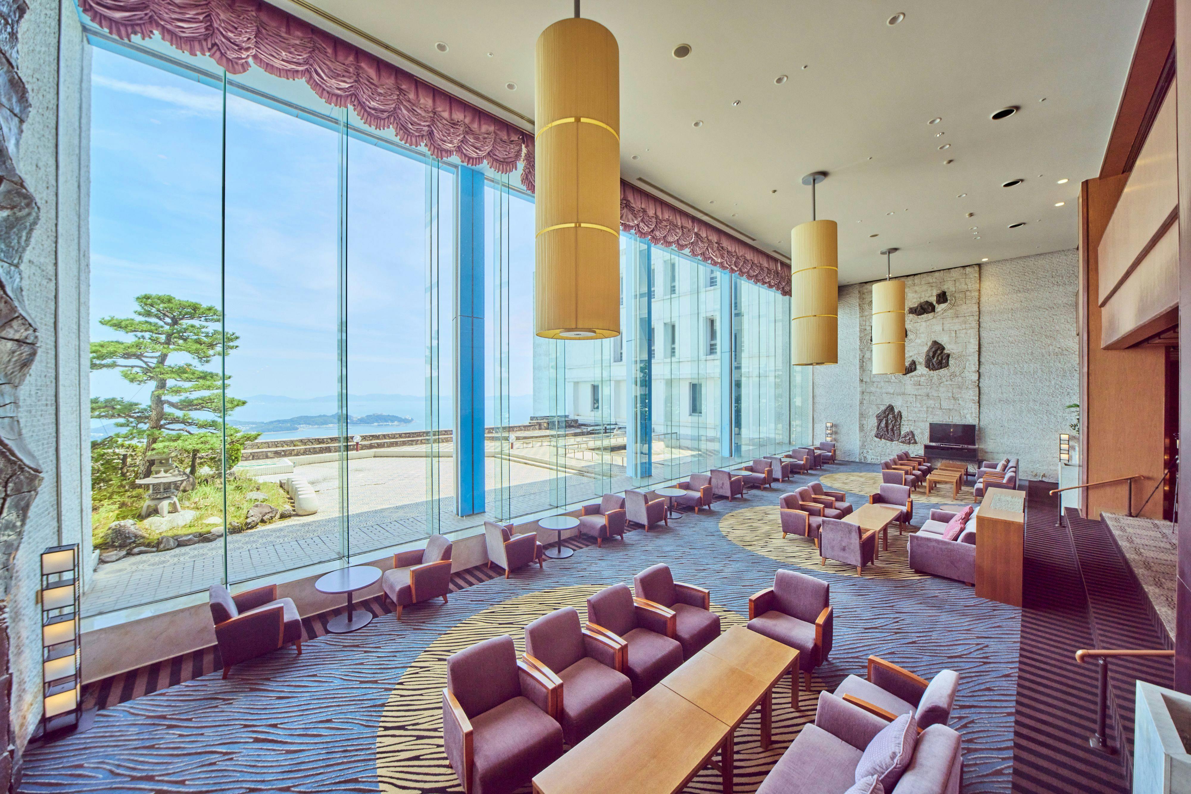 Sảnh lounge: Vịnh Mikawa mở ra ngay trước mắt.