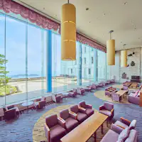 Sảnh lounge: Vịnh Mikawa mở ra ngay trước mắt.