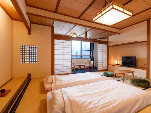 紫水館(1階は公園の先に湖畔となります)