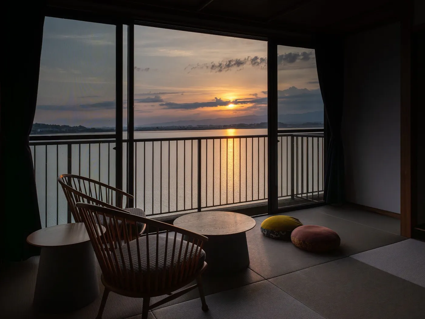 片山津温泉 湖畔の宿 森本：夕景の客室