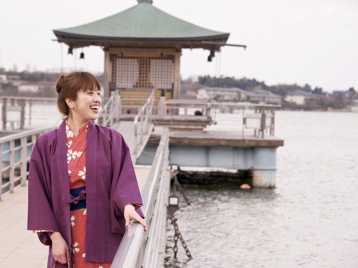 浮御堂に続く桟橋