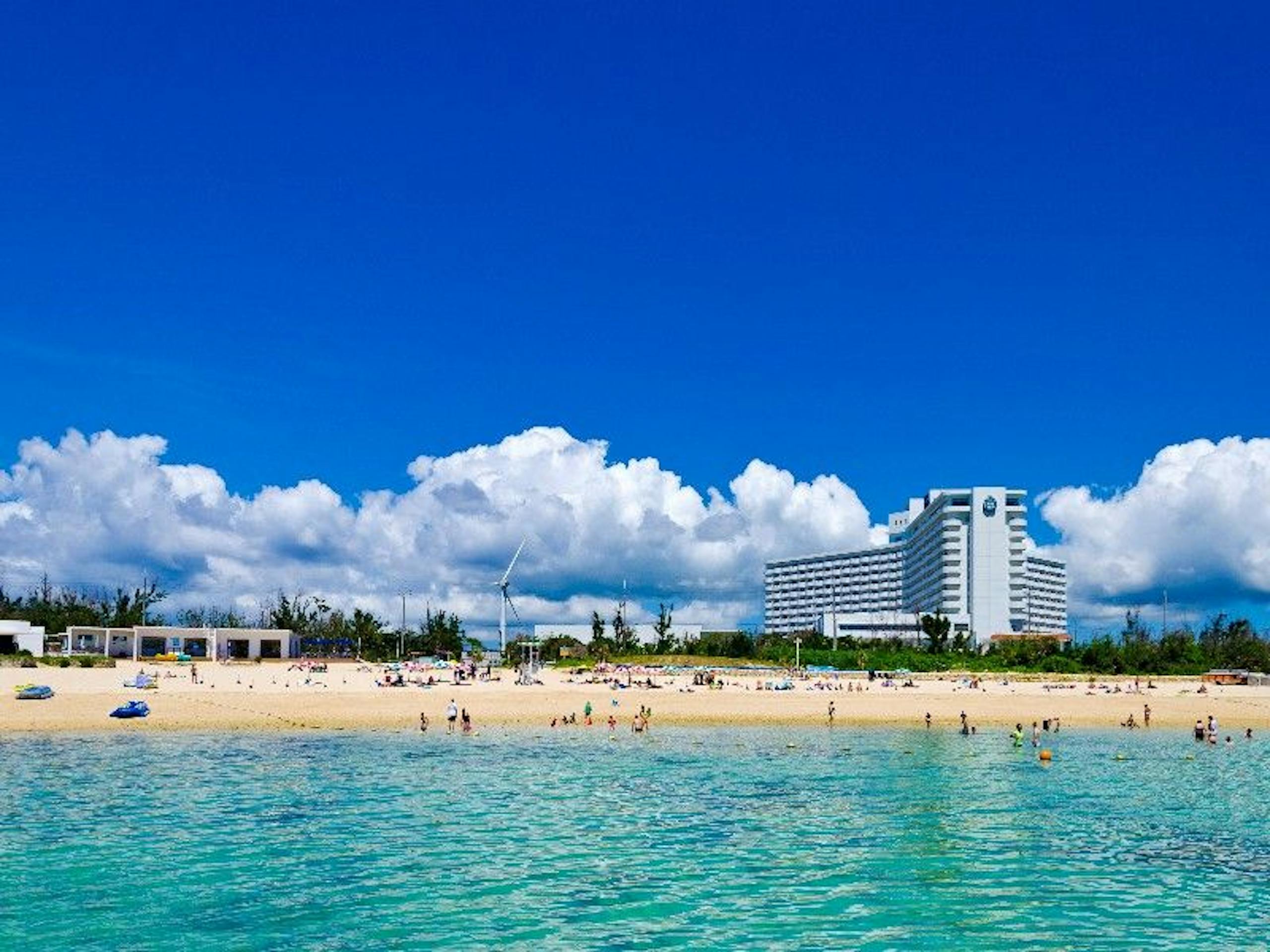 海から見たホテル