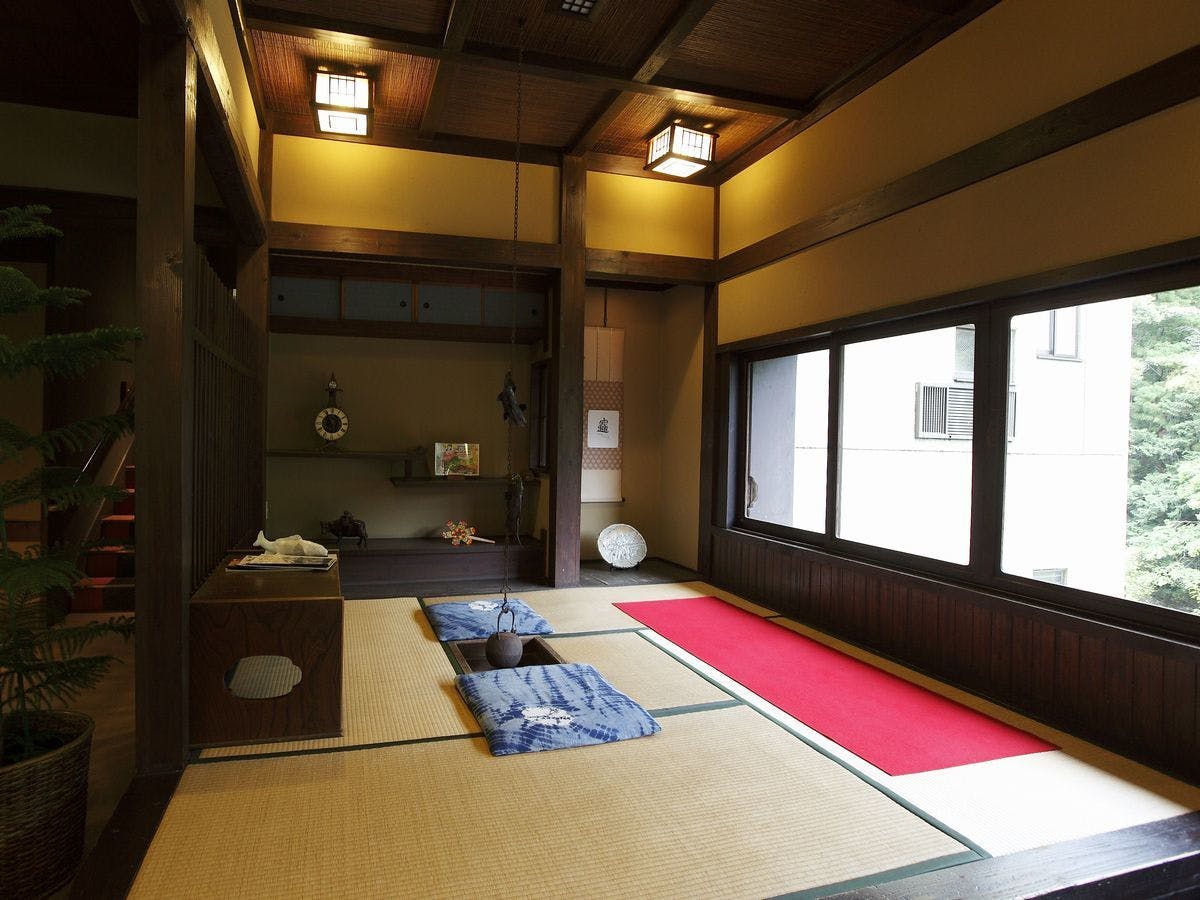 宇連川を望むロビー