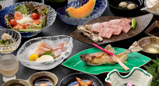 【源泉かけ流しの宿】懐かしい風情と鳳来牛のステーキを楽しむ!はづ別館のグルメ休日プラン
