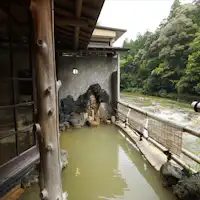 渓谷を望む庭園露天風呂