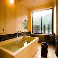 อ่างอาบน้ำกึ่งกลางแจ้งพร้อมอ่างอาบน้ำกลางแจ้งขนาด 10 เสื่อทาทามิ