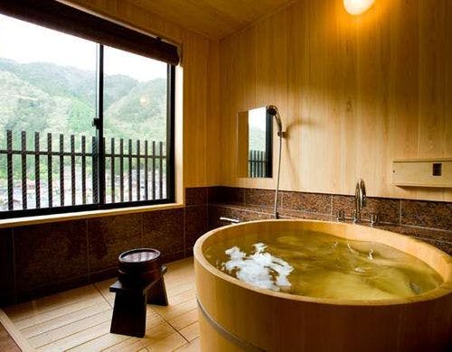 露天風呂付客室8畳の半露天風呂です。