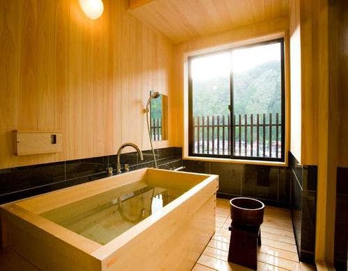 露天風呂付10畳の半露天風呂です。