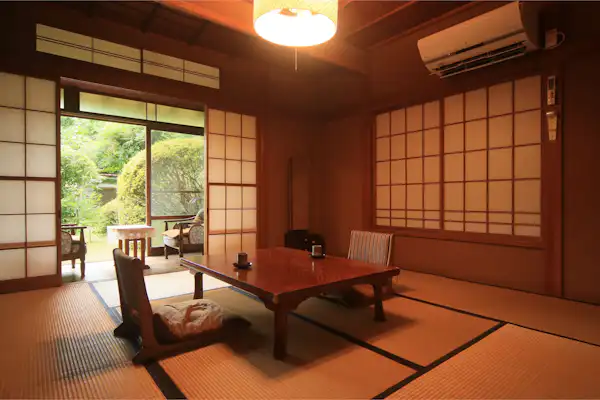 ห้องสไตล์ญี่ปุ่นที่เงียบสงบพร้อมบรรยากาศเรียบง่าย