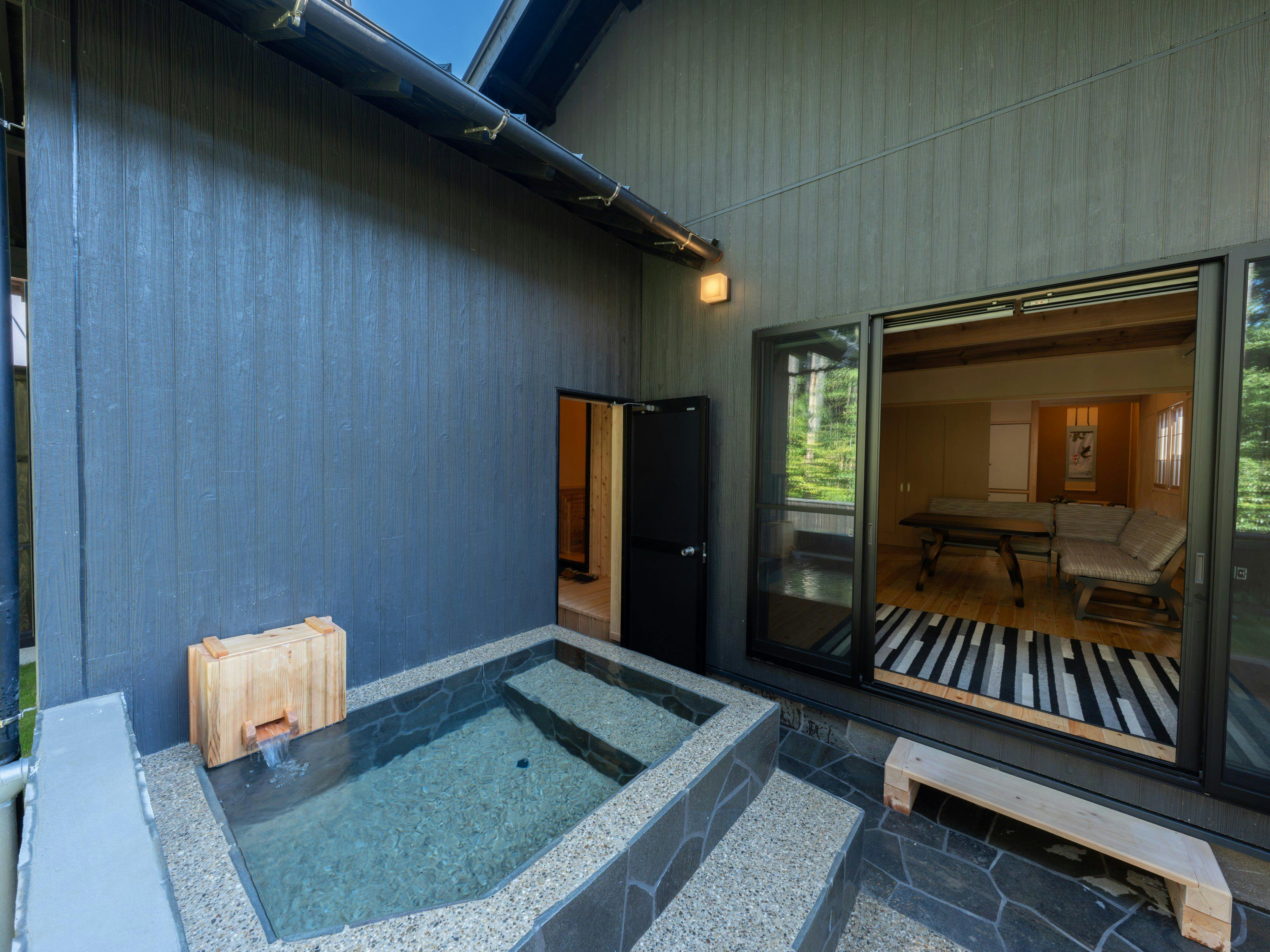 異なる雰囲気の2つの温泉を