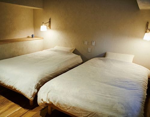 洋室にはセミダブルベッドを2台設置