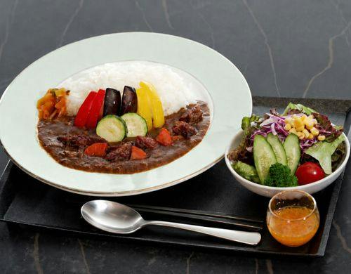 文豪カレーセット。牛すじカレーとサラダ