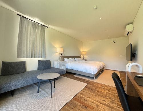 御岳湖を望むテラス付きツインルーム。