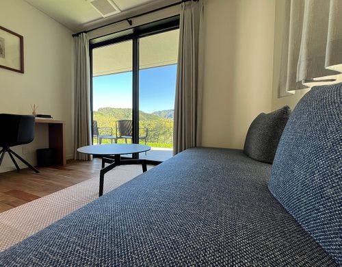御岳湖を望むテラス付きツインルーム。