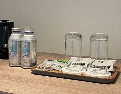 電気ケトルとティーセット