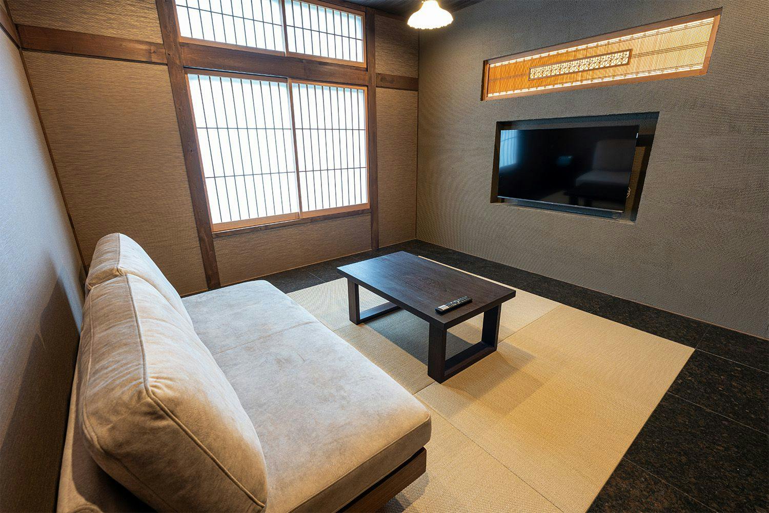 二間 吹抜けの家