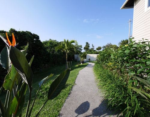 ・エントランスと建物をつなぐ通路