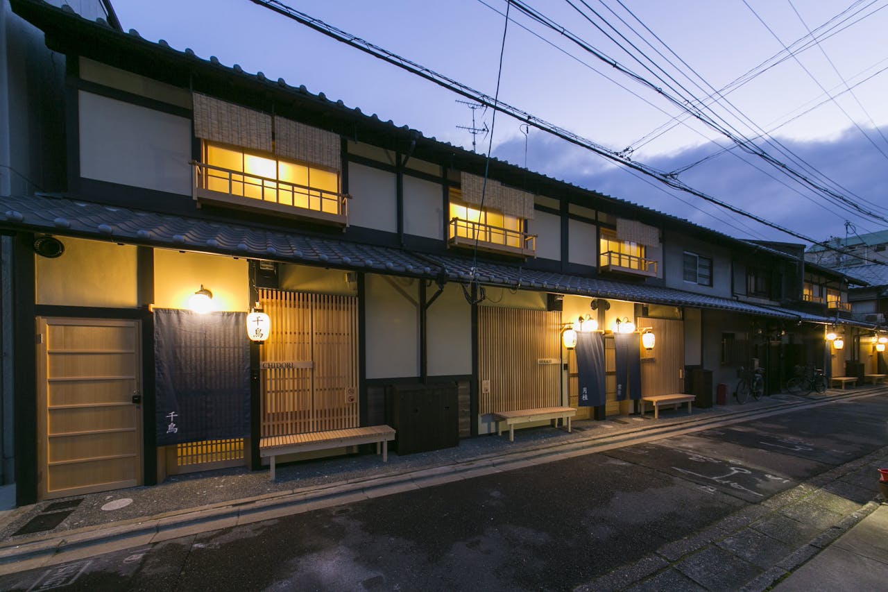 京町家をリノベーションした一棟貸し宿11選～京都に住まうように過ごす