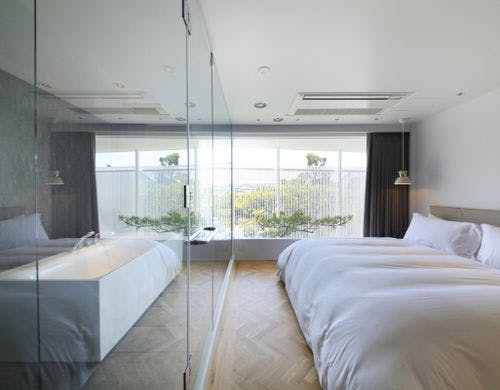 広々としたワイドキングベッドとバスルーム