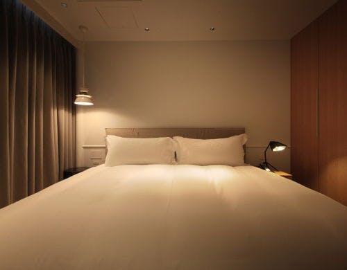 広々としたワイドキングベッド