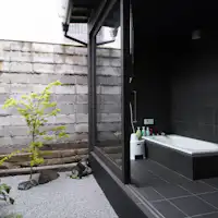 중정을 볼 수 있는 욕실