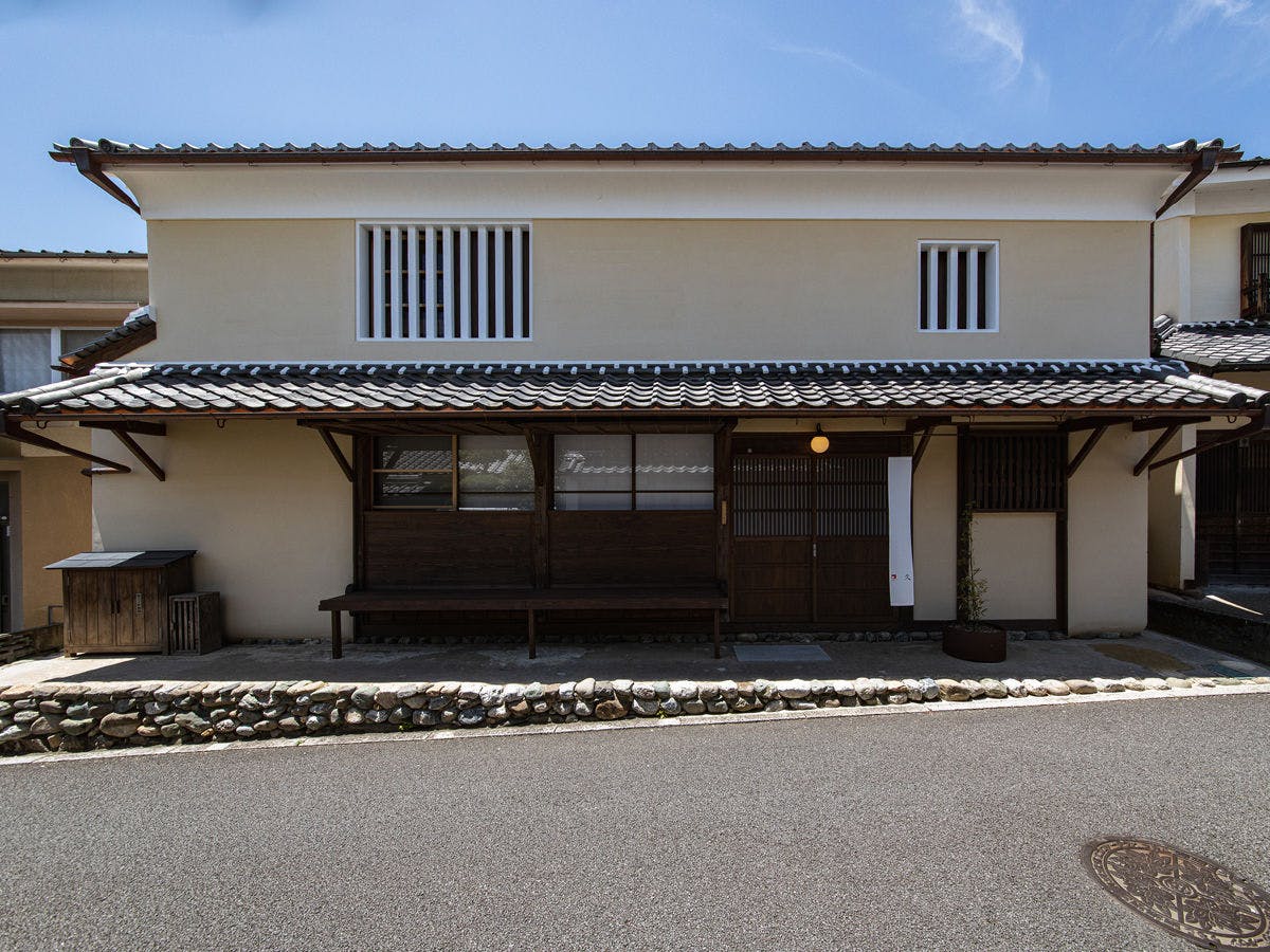 *【外観】蔵造りの二階建て古民家