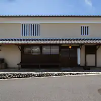 *【外観】蔵造りの二階建て古民家