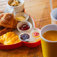 อาหารเช้าสำหรับเด็กที่ยังไม่ได้เข้าโรงเรียน