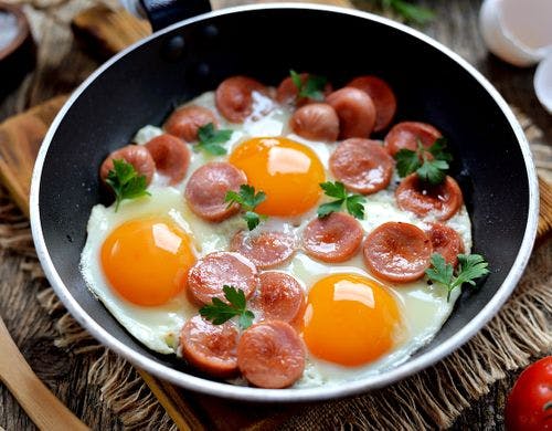 ソーセージやハム&目玉焼きなど。
