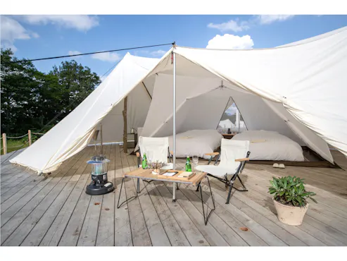 アウトドアスタイルなテントルーム全景