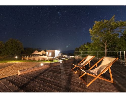 焚き火バーより住箱スイートと星空